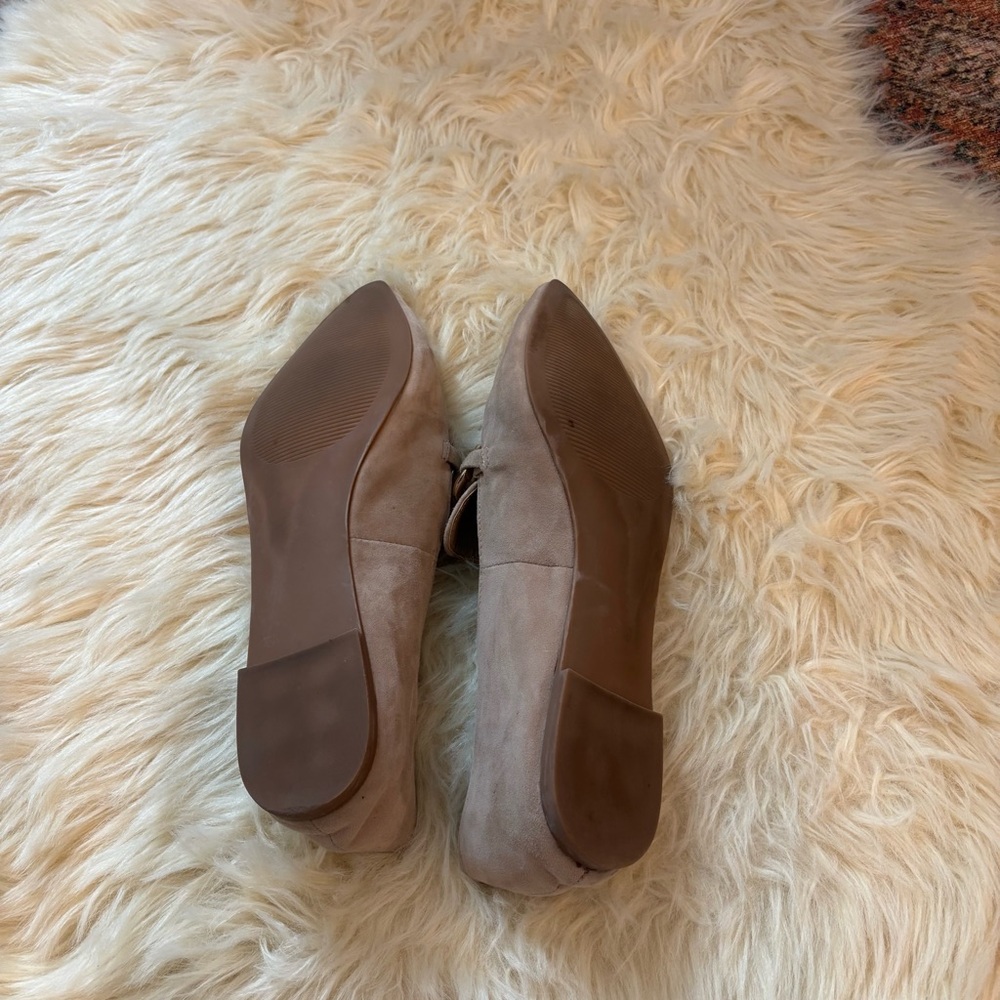 Steve Madden Tan Suede Pointed Toe Loafers with Gold Chain Detail - Picture 5 of 7